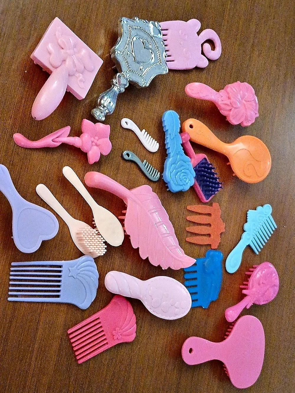 Mixed Barbie ,Baby Alive, Etc Hair Brush & Comb Accessories Mixed Colors 😍 20 +